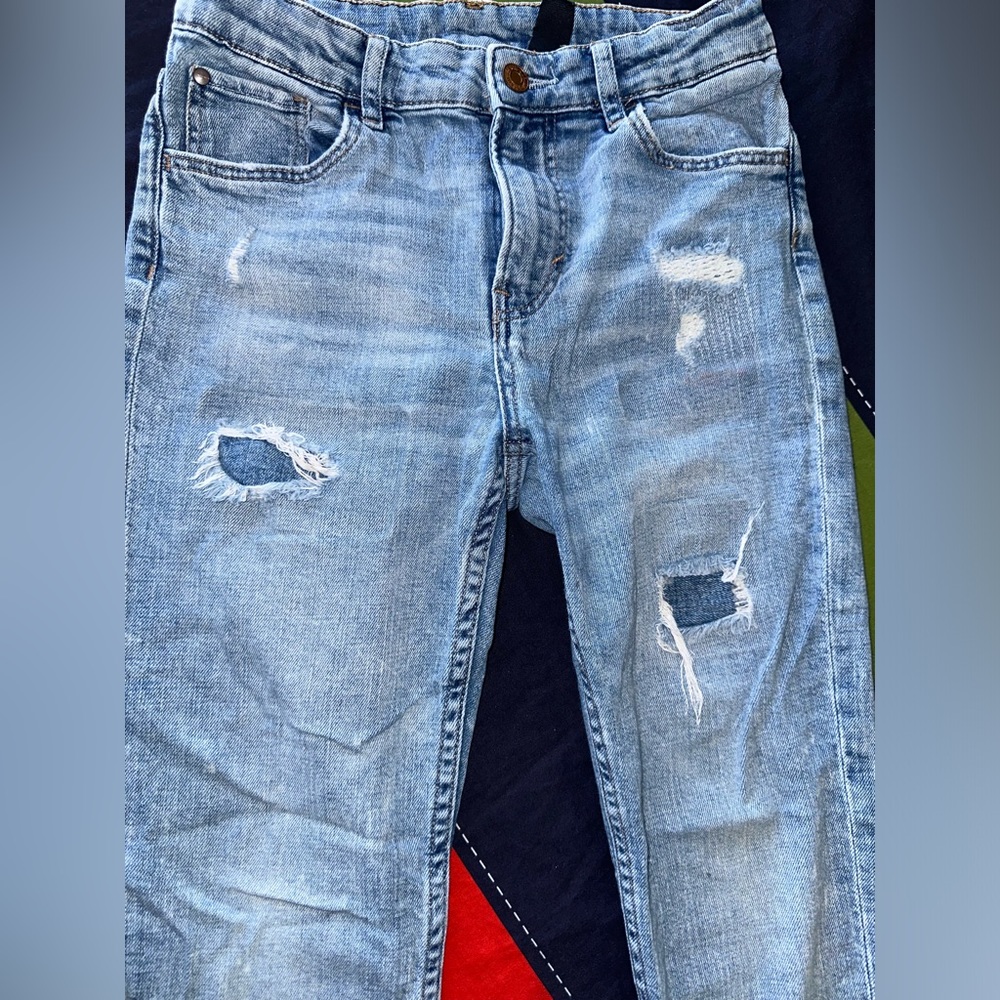 Boys H&M distressed jeans size : 11-12Y . Good quality